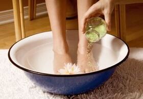 For people suffering from toenail fungus, it is useful to take baths with vinegar and salt. 
